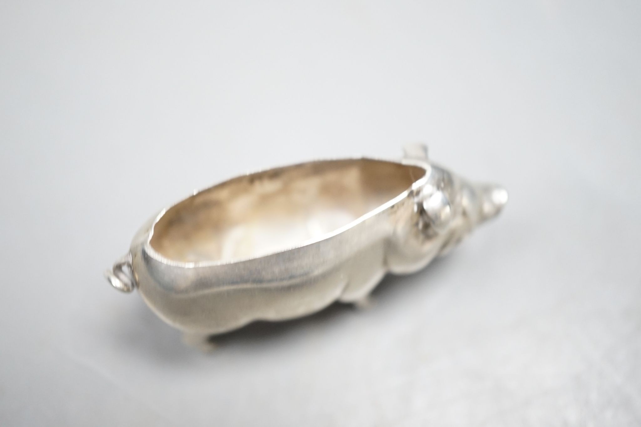 An Edwardian silver pig pin cushion, (lacking cushion), Adie & Lovekin Ltd, Birmingham, 1905, length 49mm.